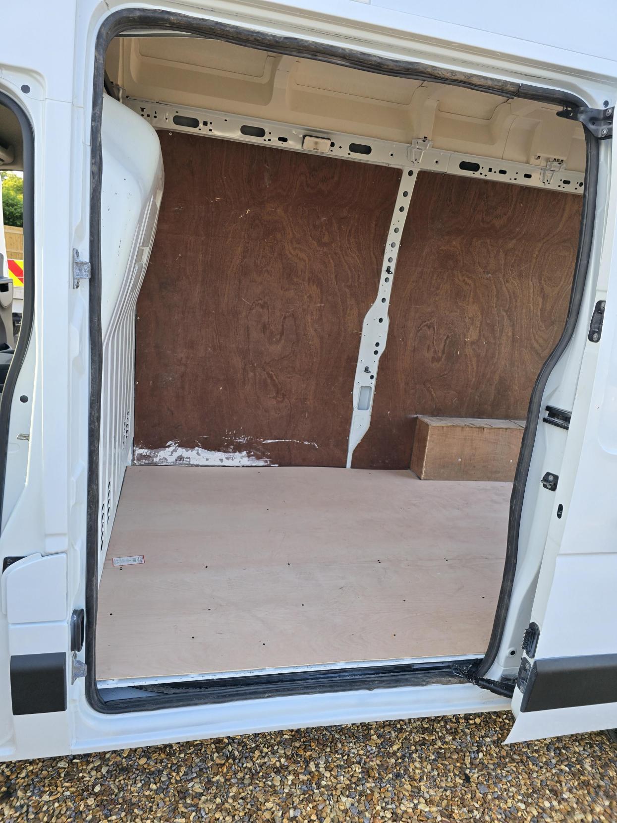 Nissan NV400 2.3 dCi 35 SE Panel Van 5dr Diesel Manual FWD L2 H3 Euro 5 (125 bhp)