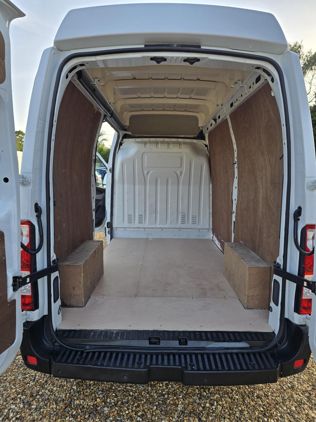 Nissan NV400 2.3 dCi 35 SE Panel Van 5dr Diesel Manual FWD L2 H3 Euro 5 (125 bhp)