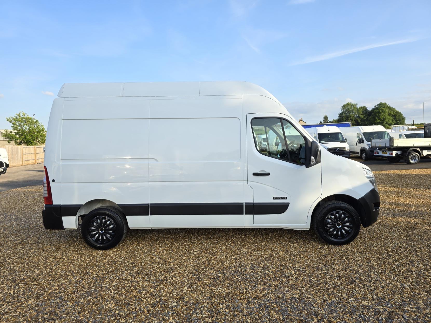 Nissan NV400 2.3 dCi 35 SE Panel Van 5dr Diesel Manual FWD L2 H3 Euro 5 (125 bhp)