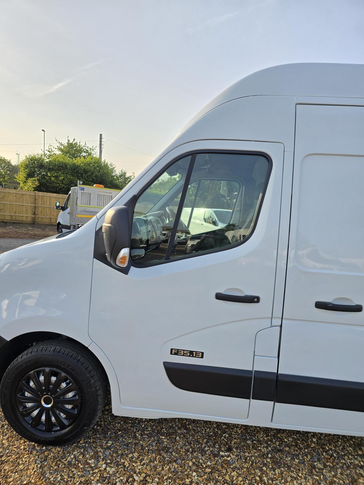 Nissan NV400 2.3 dCi 35 SE Panel Van 5dr Diesel Manual FWD L2 H3 Euro 5 (125 bhp)