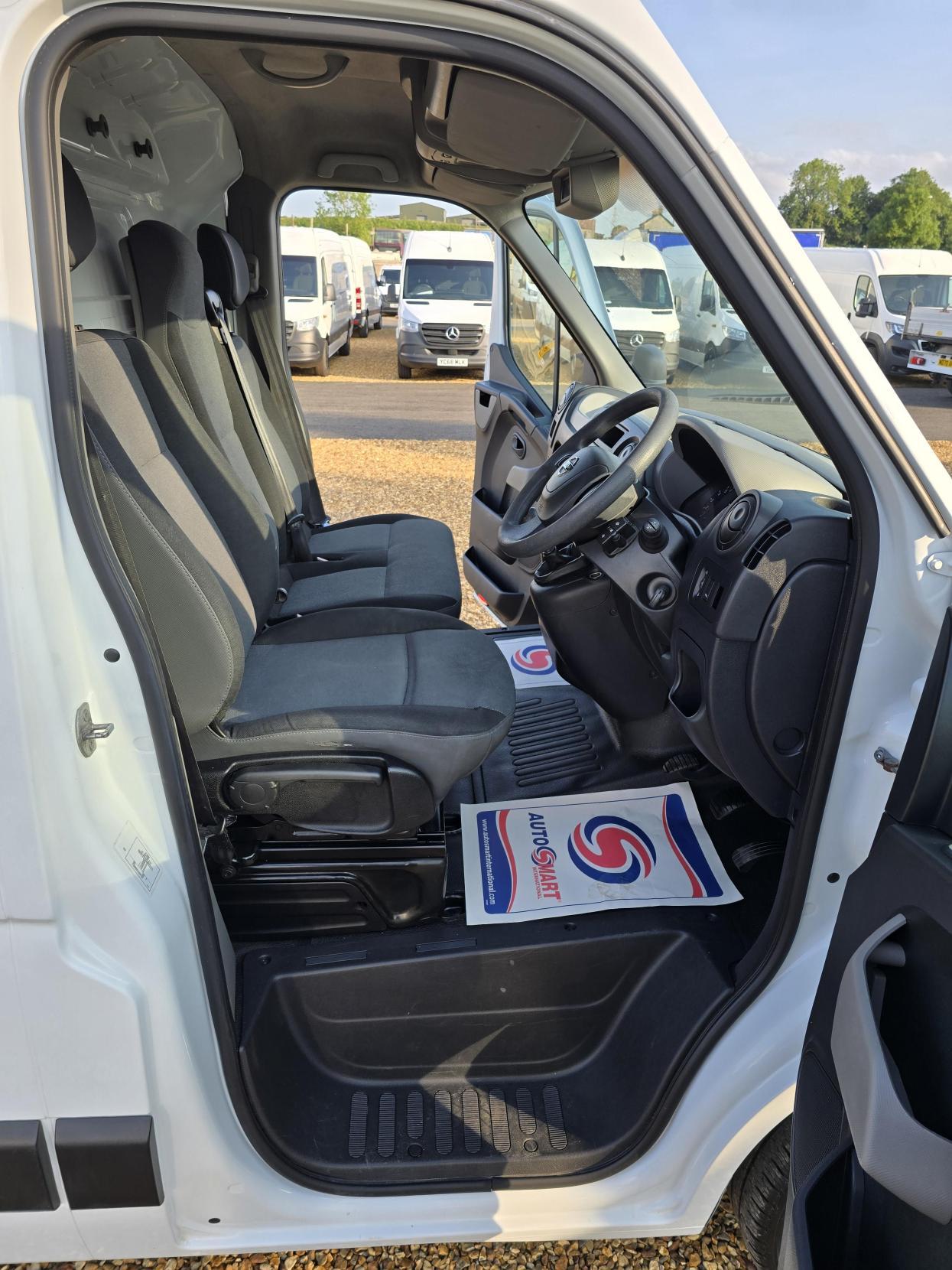 Nissan NV400 2.3 dCi 35 SE Panel Van 5dr Diesel Manual FWD L2 H3 Euro 5 (125 bhp)
