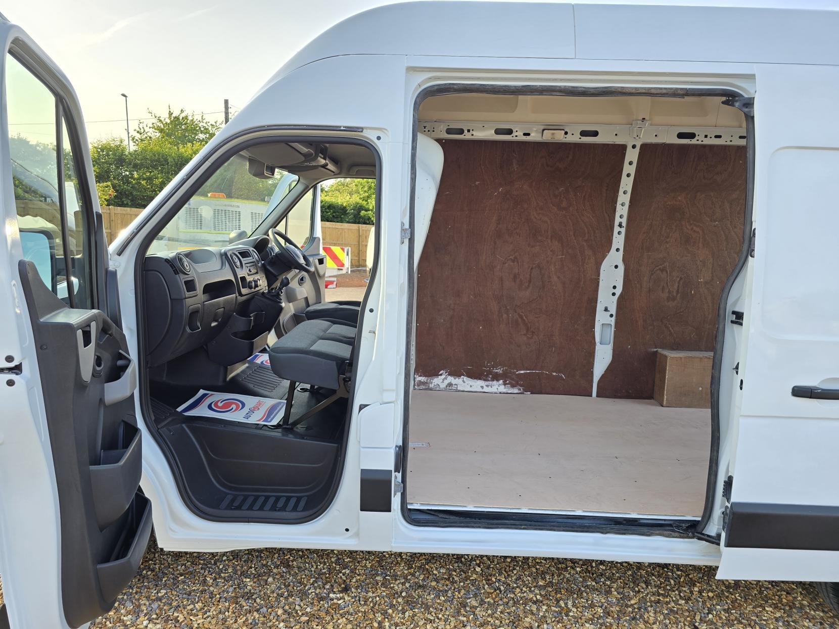 Nissan NV400 2.3 dCi 35 SE Panel Van 5dr Diesel Manual FWD L2 H3 Euro 5 (125 bhp)