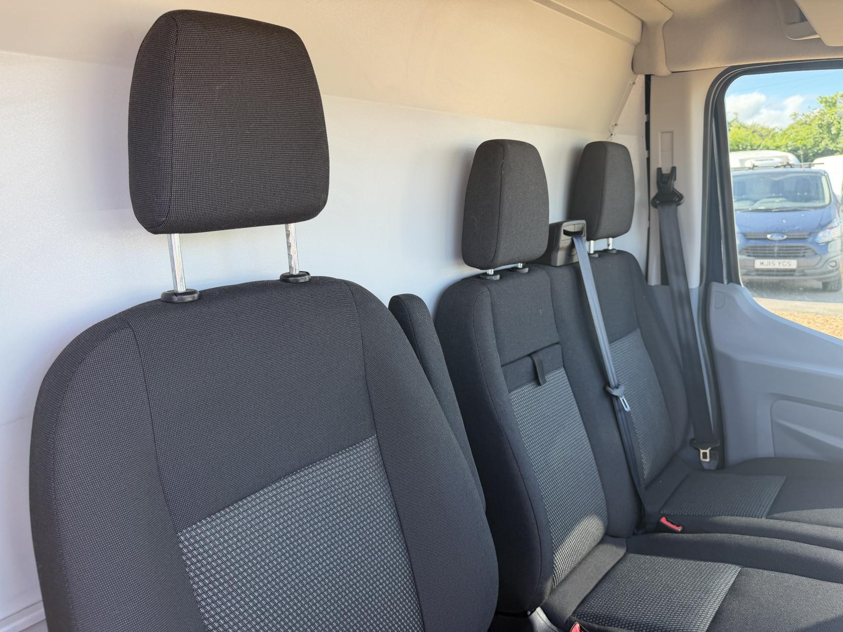 2016 Ford Transit 2.2 TDCi 350 Chassis Double Cab 4dr Diesel Manual RWD L3 H1 Euro 5 (DRW) (125 ps) - Thumbnail 18