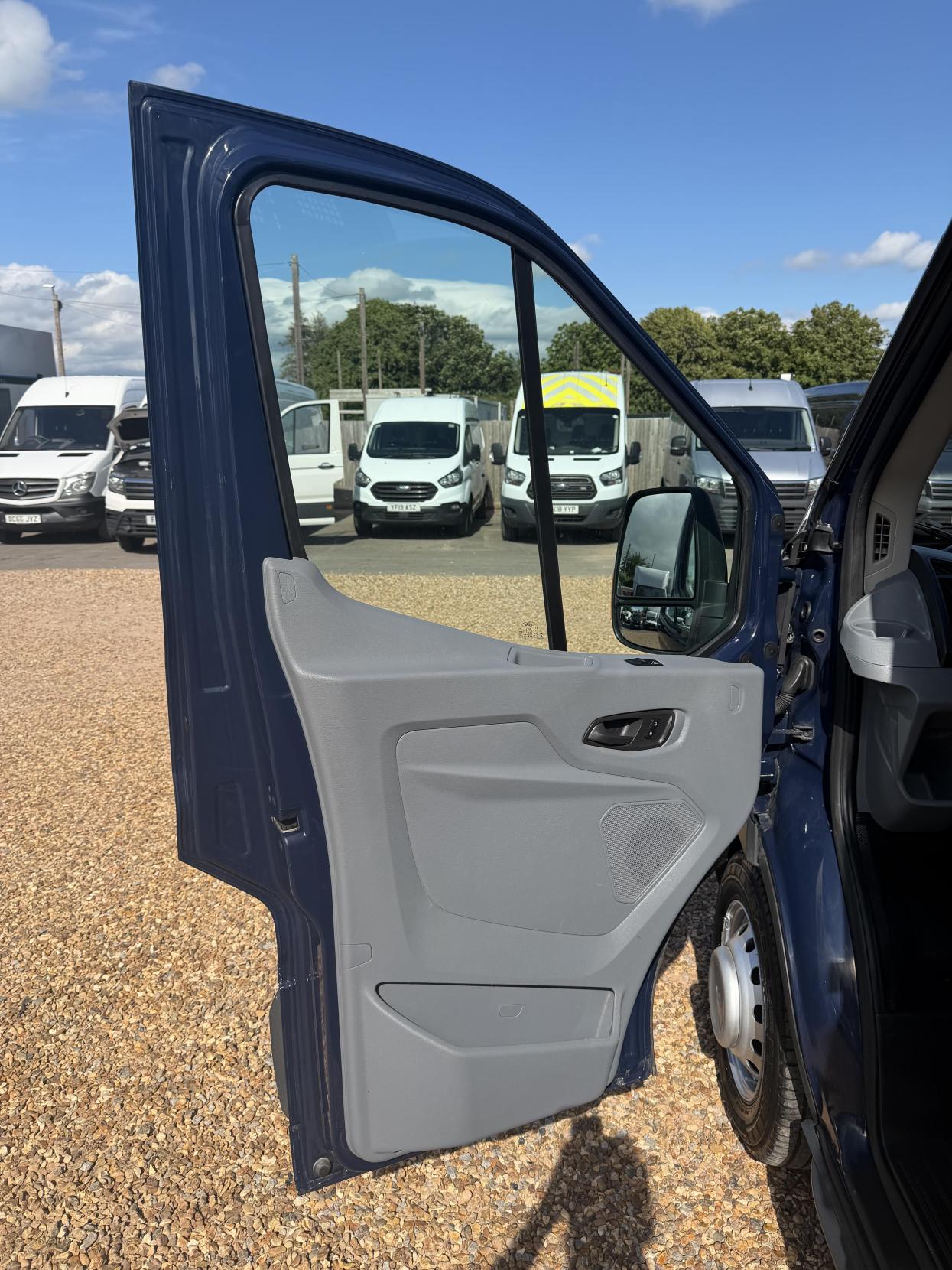2016 Ford Transit 2.2 TDCi 350 Chassis Double Cab 4dr Diesel Manual RWD L3 H1 Euro 5 (DRW) (125 ps) - Thumbnail 17