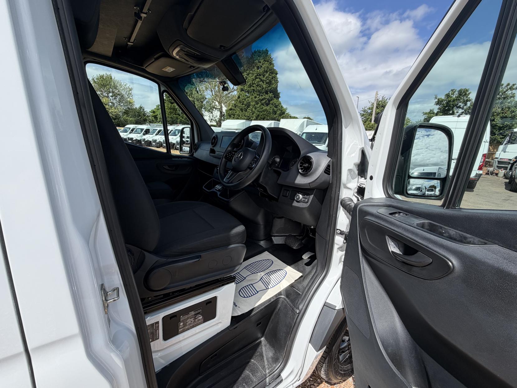 2021 Mercedes-Benz Sprinter 2.0 317 CDI Progressive Panel Van 5dr Diesel Manual RWD L2 H2 Euro 6 (s/s) (170 ps) - Thumbnail 10