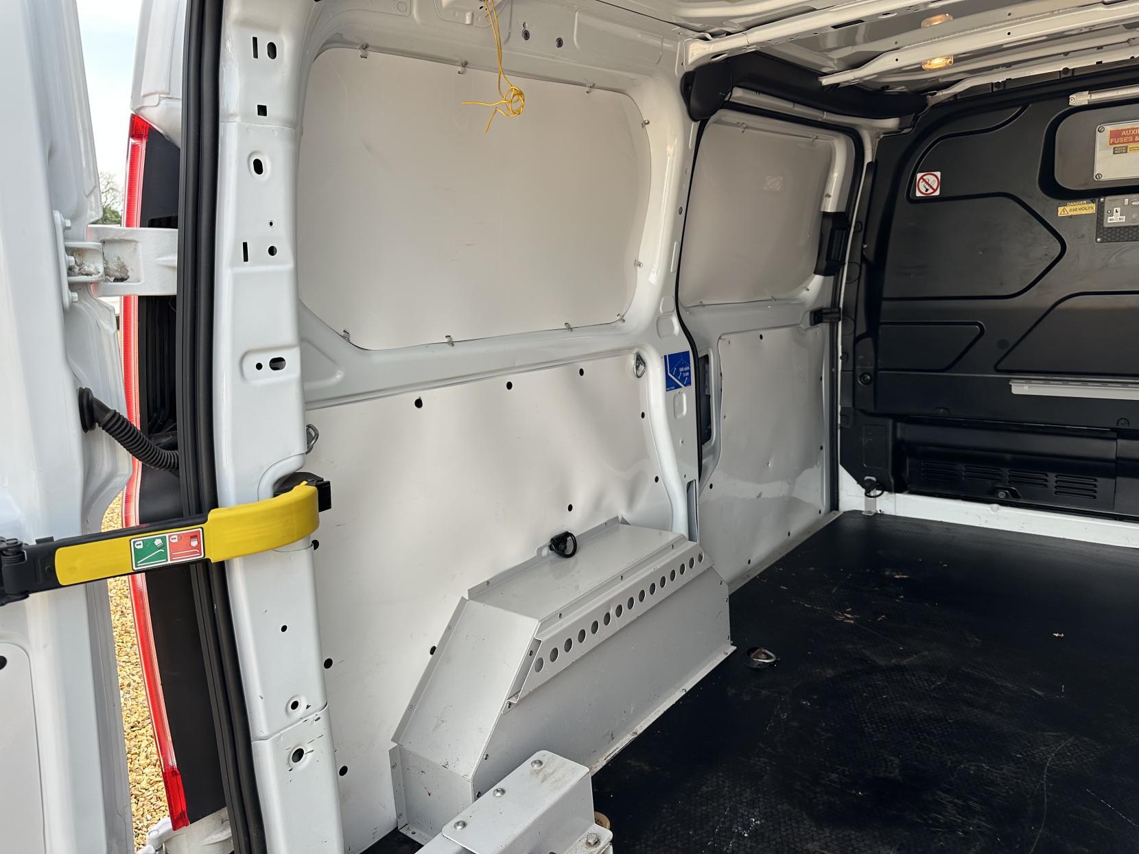 Ford Transit Custom 2.2 TDCi 310 Panel Van 5dr Diesel Manual L2 H1 (186 g/km, 123 bhp)