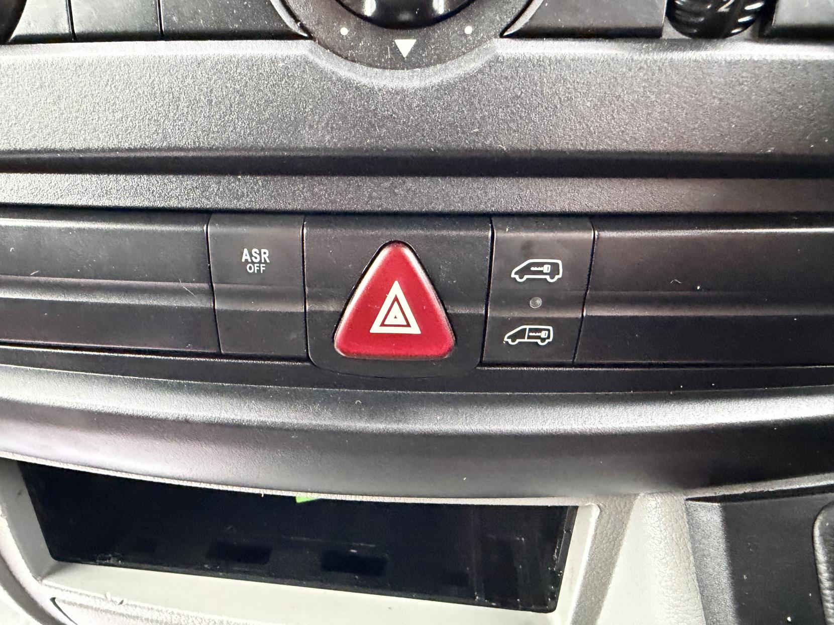 2009 Mercedes-Benz Sprinter 4x4 2.1 515 CDi Panel Van 5dr Diesel Manual RWD L2 (150 bhp) - Thumbnail 27