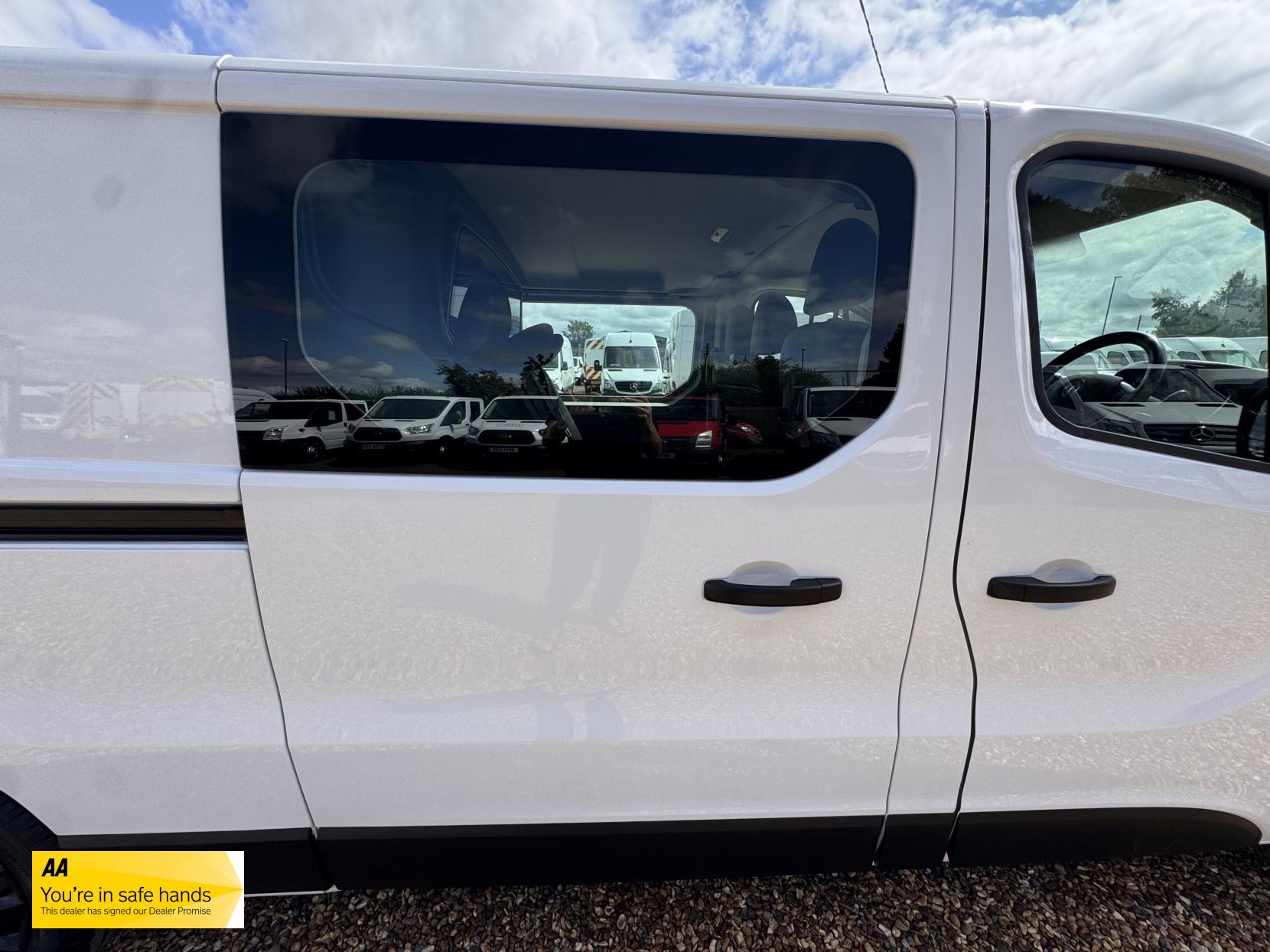 Vauxhall Vivaro 1.6 CDTi 2900 Sportive Crew Van Double Cab 5dr Diesel Manual L2 H1 Euro 6 (6 Seat) (120 ps)