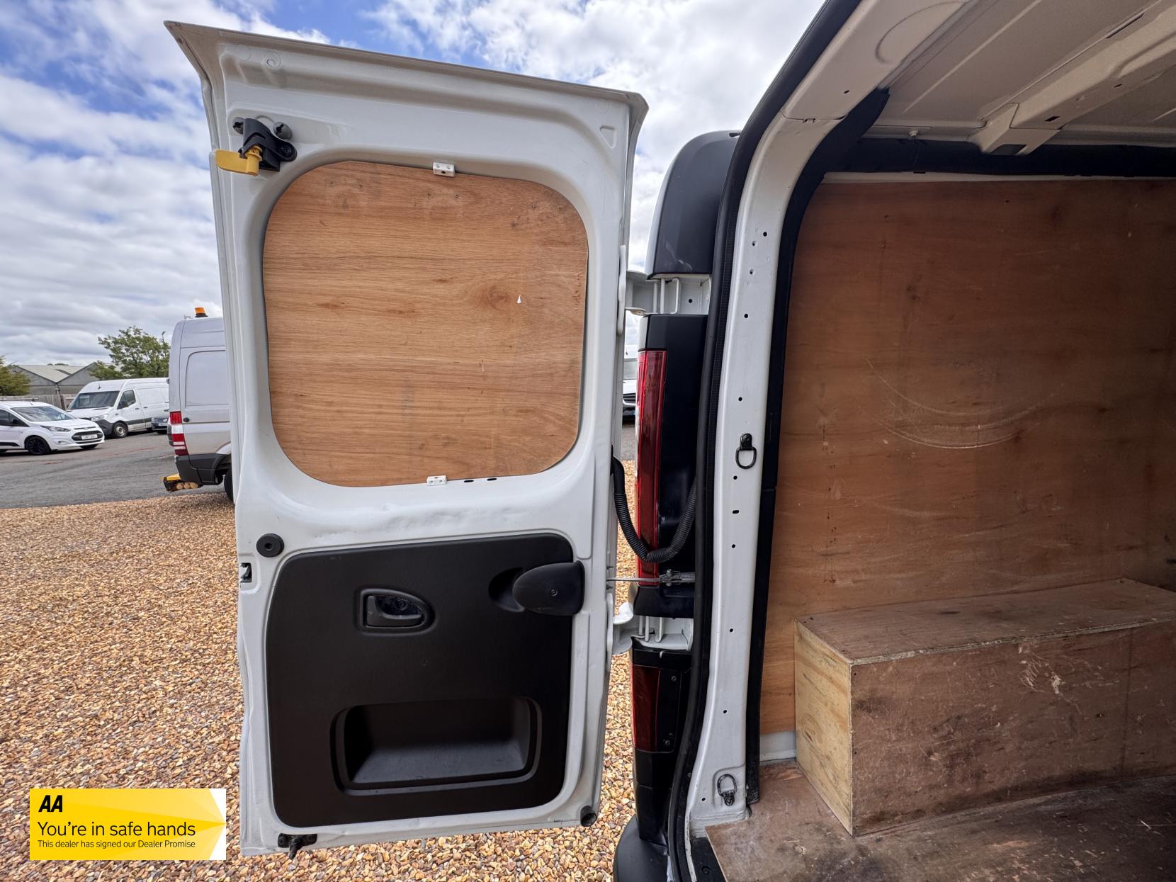 Vauxhall Vivaro 1.6 CDTi 2900 Sportive Crew Van Double Cab 5dr Diesel Manual L2 H1 Euro 6 (6 Seat) (120 ps)
