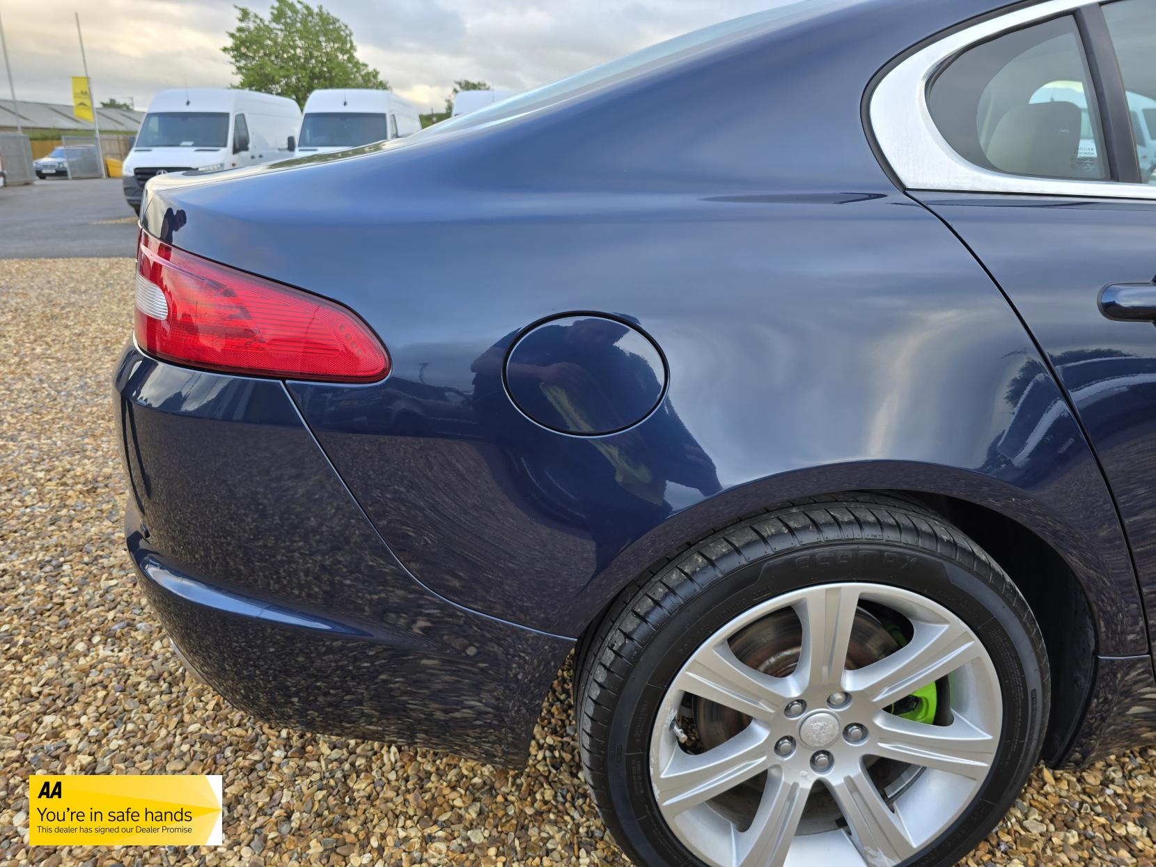 Jaguar XF 3.0d V6 Luxury Saloon 4dr Diesel Auto Euro 5 (240 ps)
