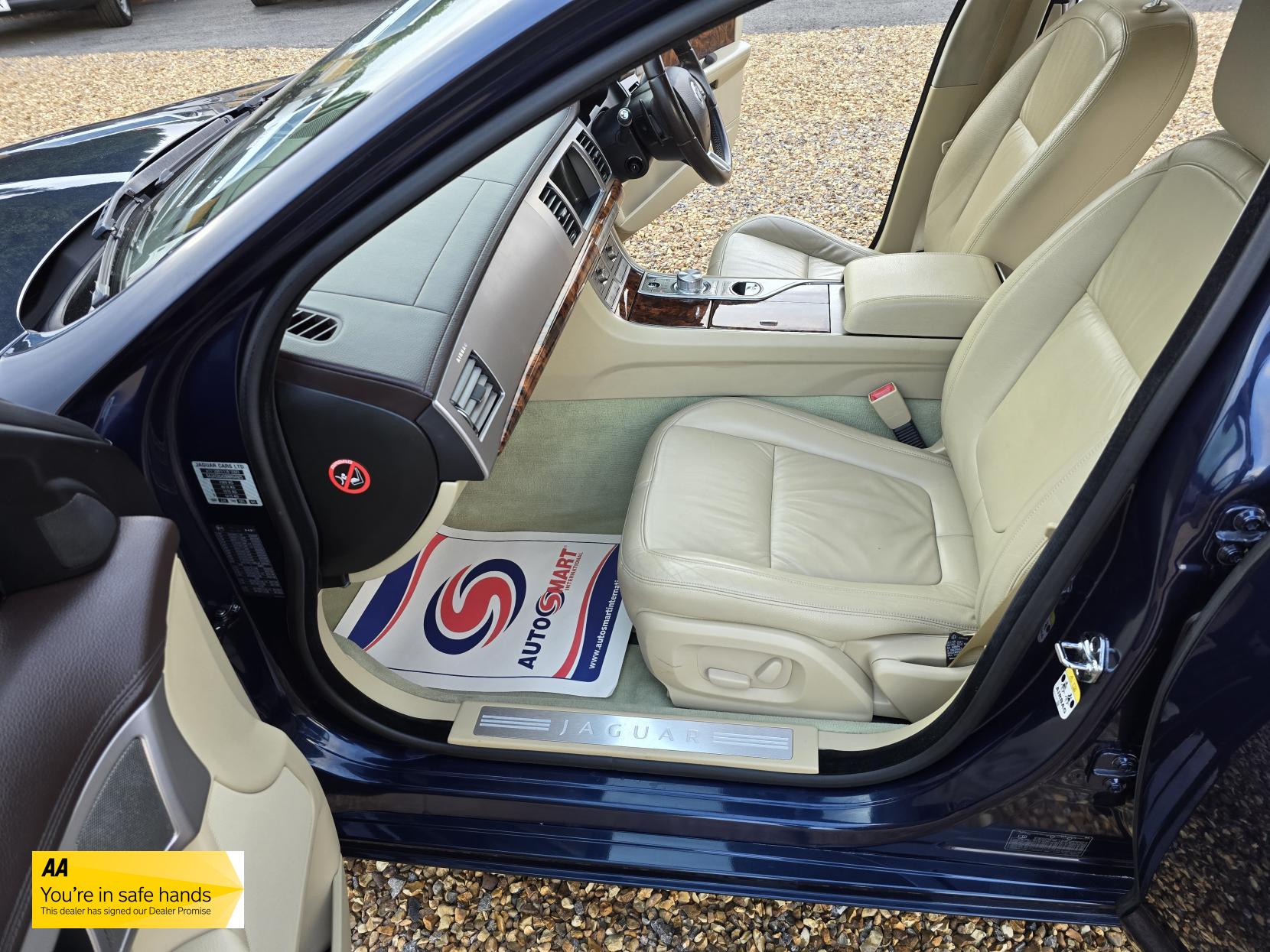 Jaguar XF 3.0d V6 Luxury Saloon 4dr Diesel Auto Euro 5 (240 ps)
