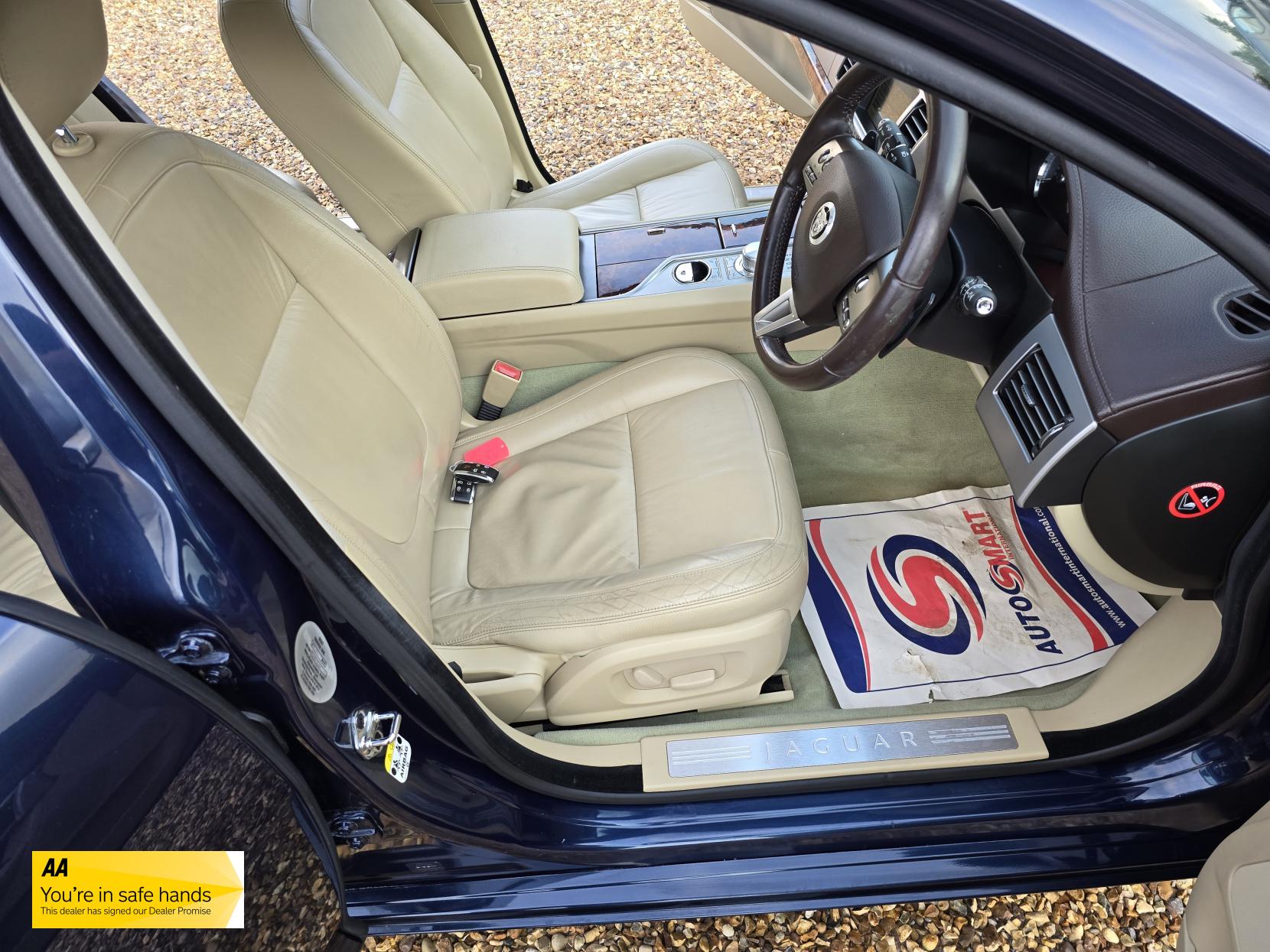 Jaguar XF 3.0d V6 Luxury Saloon 4dr Diesel Auto Euro 5 (240 ps)