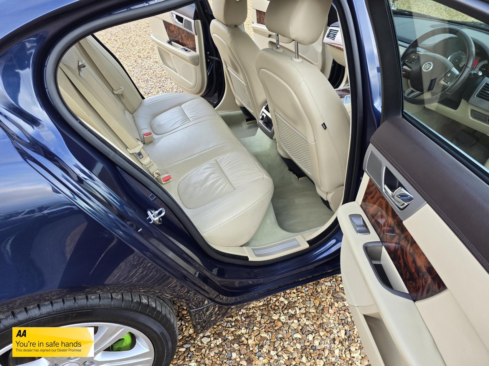 Jaguar XF 3.0d V6 Luxury Saloon 4dr Diesel Auto Euro 5 (240 ps)