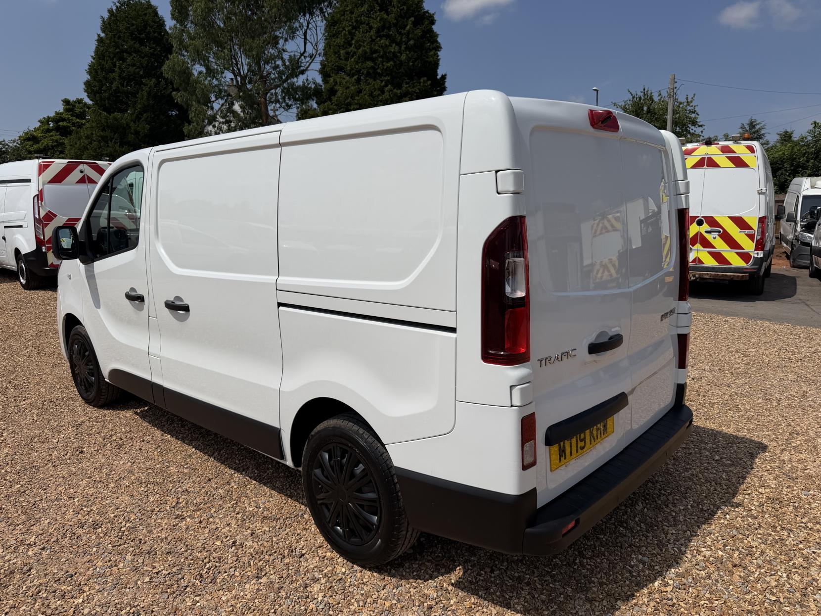 2019 Renault Trafic 1.6 dCi ENERGY 27 Business+ Panel Van 5dr Diesel Manual SWB Standard Roof Euro 6 (s/s) (125 ps) - Thumbnail 9