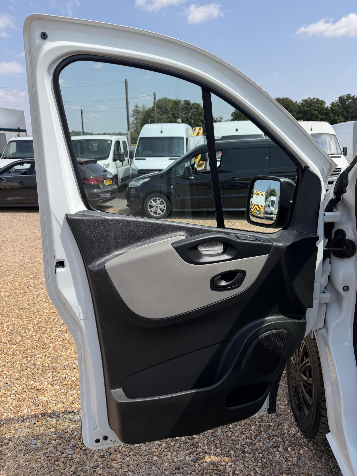 2019 Renault Trafic 1.6 dCi ENERGY 27 Business+ Panel Van 5dr Diesel Manual SWB Standard Roof Euro 6 (s/s) (125 ps) - Thumbnail 19