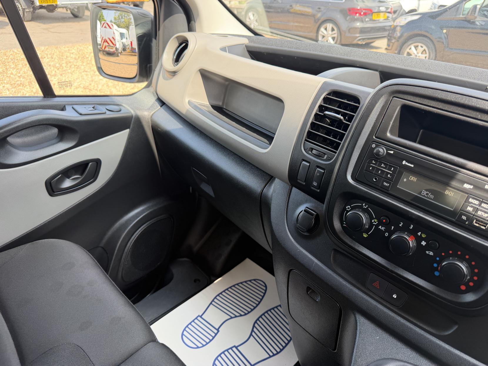 2019 Renault Trafic 1.6 dCi ENERGY 27 Business+ Panel Van 5dr Diesel Manual SWB Standard Roof Euro 6 (s/s) (125 ps) - Thumbnail 43