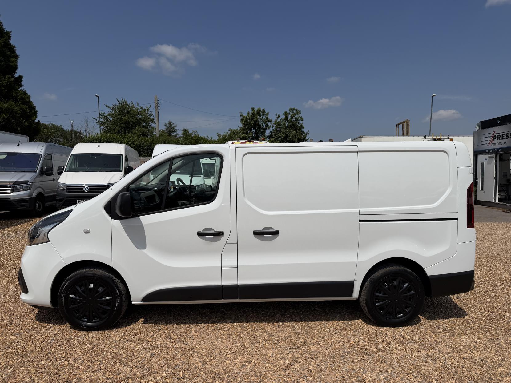 2019 Renault Trafic 1.6 dCi ENERGY 27 Business+ Panel Van 5dr Diesel Manual SWB Standard Roof Euro 6 (s/s) (125 ps) - Thumbnail 8