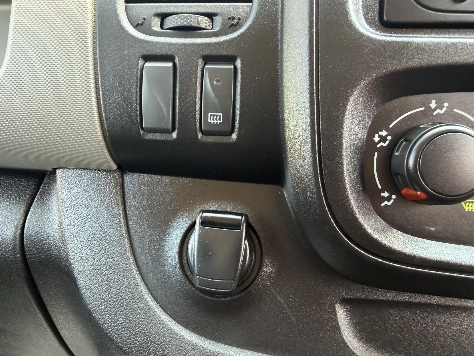 2019 Renault Trafic 1.6 dCi ENERGY 27 Business+ Panel Van 5dr Diesel Manual SWB Standard Roof Euro 6 (s/s) (125 ps) - Thumbnail 42