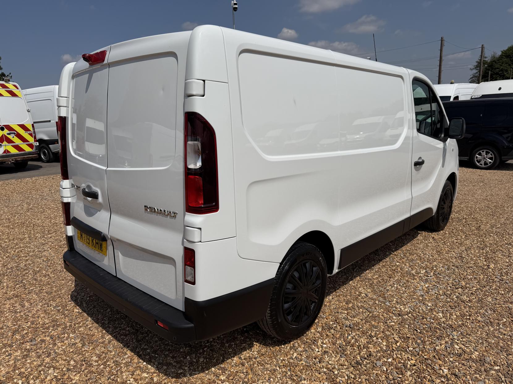 2019 Renault Trafic 1.6 dCi ENERGY 27 Business+ Panel Van 5dr Diesel Manual SWB Standard Roof Euro 6 (s/s) (125 ps) - Thumbnail 11