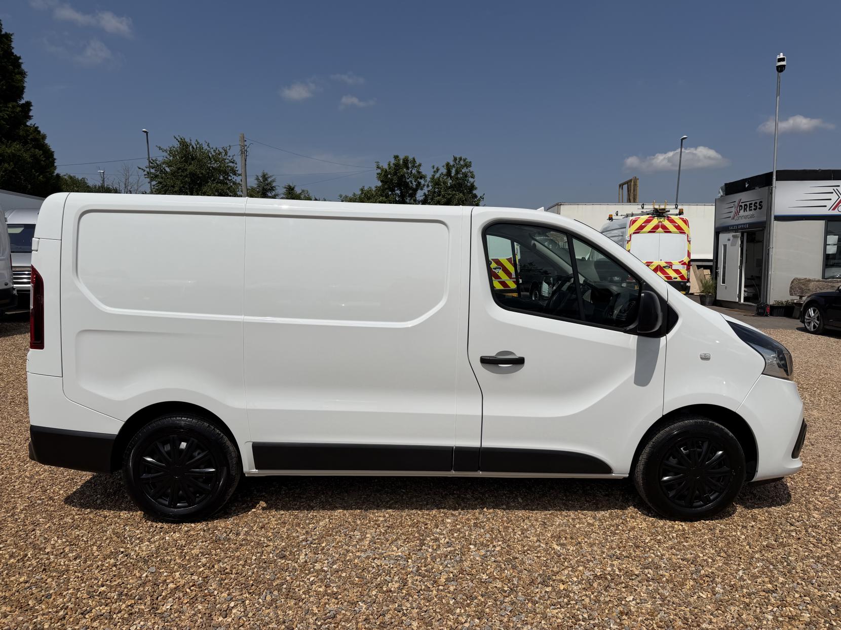 2019 Renault Trafic 1.6 dCi ENERGY 27 Business+ Panel Van 5dr Diesel Manual SWB Standard Roof Euro 6 (s/s) (125 ps) - Thumbnail 12