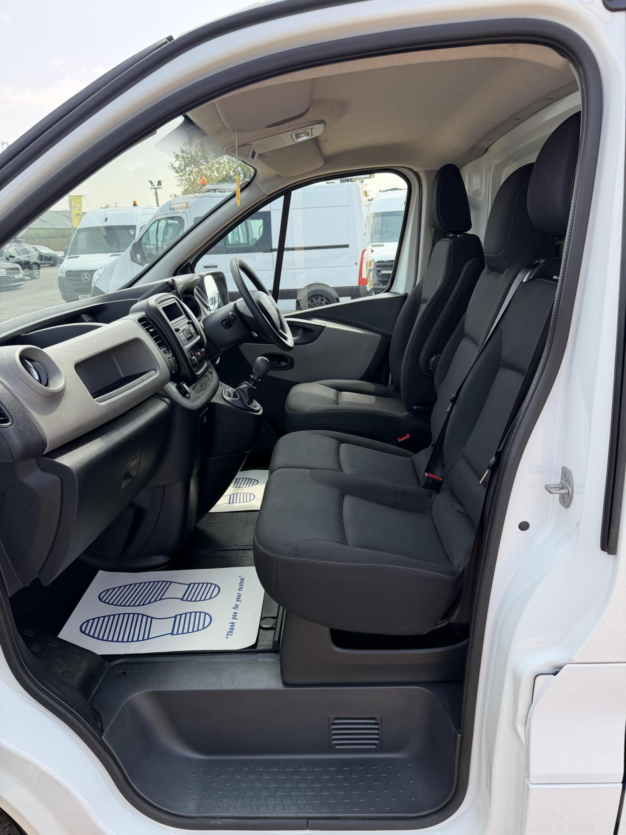 2019 Renault Trafic 1.6 dCi ENERGY 27 Business+ Panel Van 5dr Diesel Manual SWB Standard Roof Euro 6 (s/s) (125 ps) - Thumbnail 18