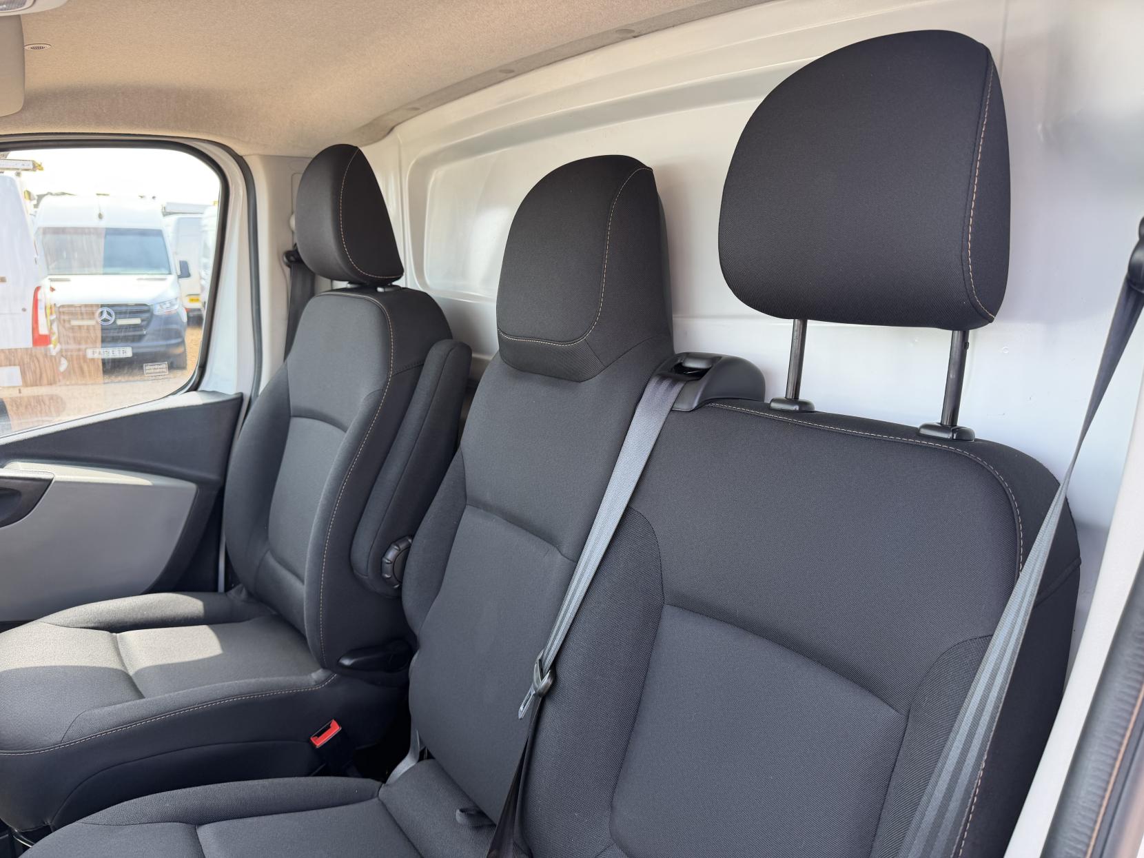 2019 Renault Trafic 1.6 dCi ENERGY 27 Business+ Panel Van 5dr Diesel Manual SWB Standard Roof Euro 6 (s/s) (125 ps) - Thumbnail 17