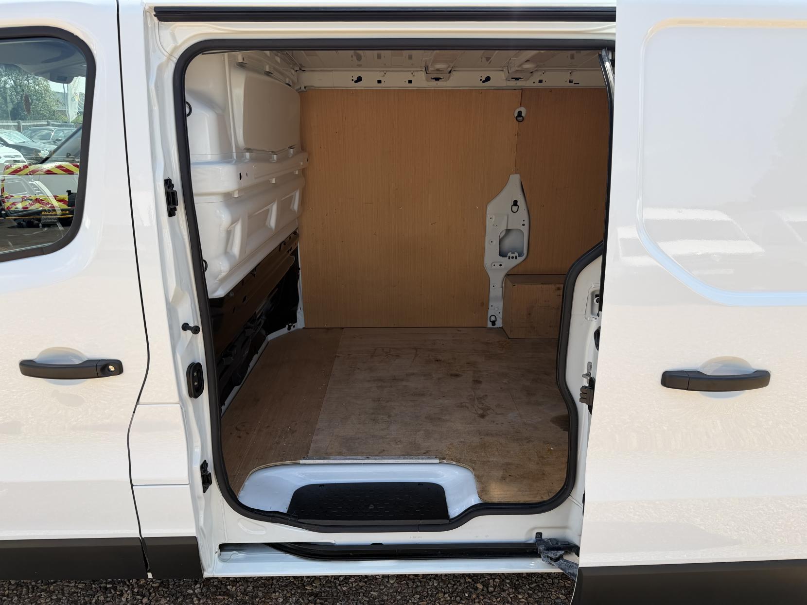 2019 Renault Trafic 1.6 dCi ENERGY 27 Business+ Panel Van 5dr Diesel Manual SWB Standard Roof Euro 6 (s/s) (125 ps) - Thumbnail 22