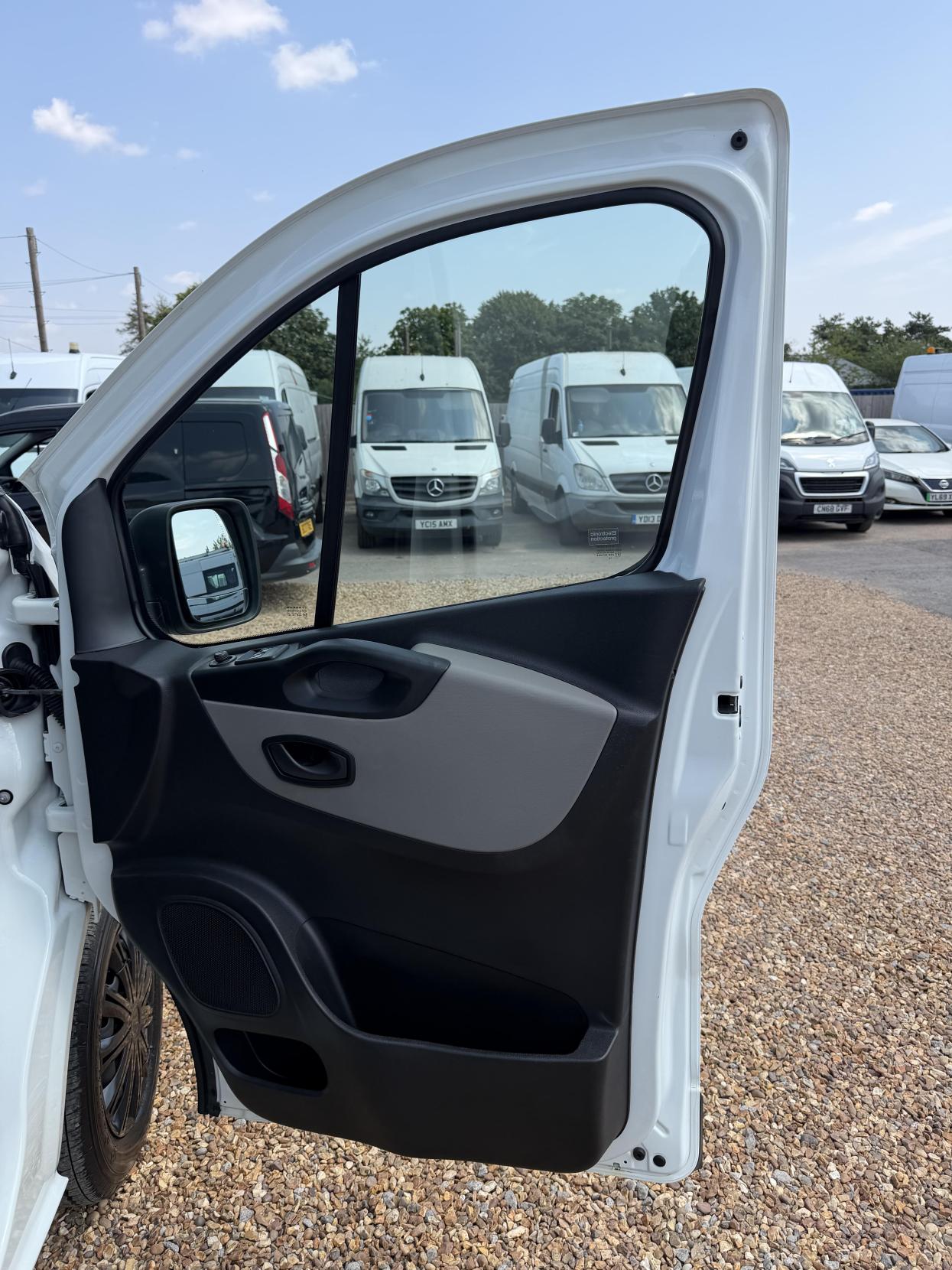 2019 Renault Trafic 1.6 dCi ENERGY 27 Business+ Panel Van 5dr Diesel Manual SWB Standard Roof Euro 6 (s/s) (125 ps) - Thumbnail 16