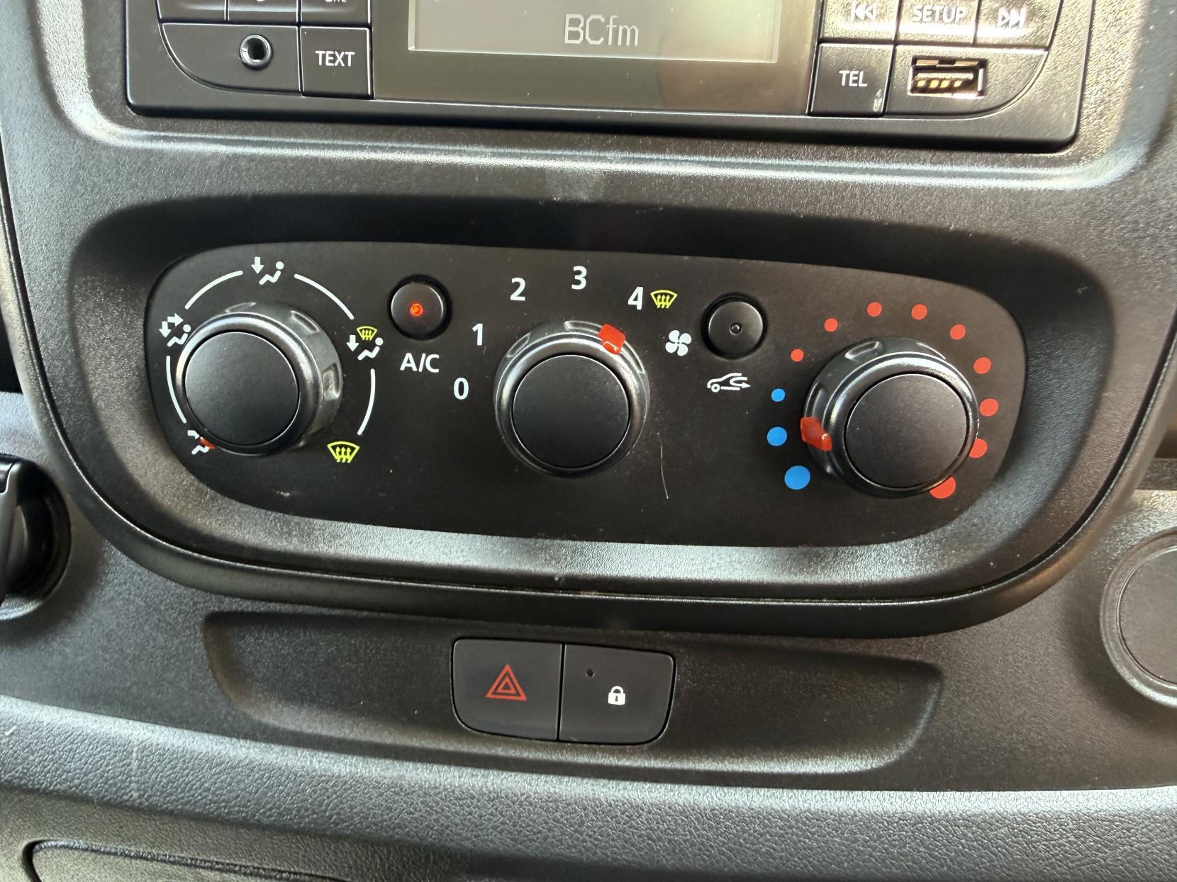 2019 Renault Trafic 1.6 dCi ENERGY 27 Business+ Panel Van 5dr Diesel Manual SWB Standard Roof Euro 6 (s/s) (125 ps) - Thumbnail 37