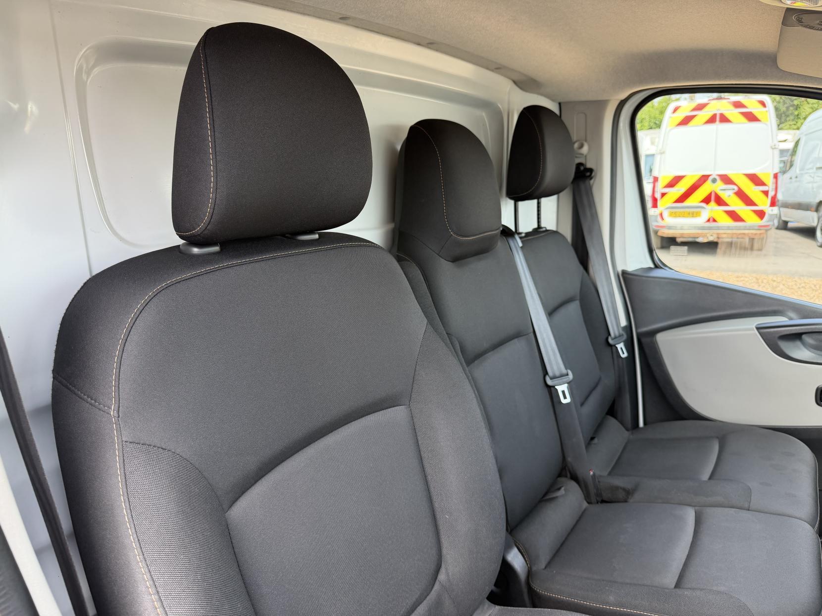 2019 Renault Trafic 1.6 dCi ENERGY 27 Business+ Panel Van 5dr Diesel Manual SWB Standard Roof Euro 6 (s/s) (125 ps) - Thumbnail 14