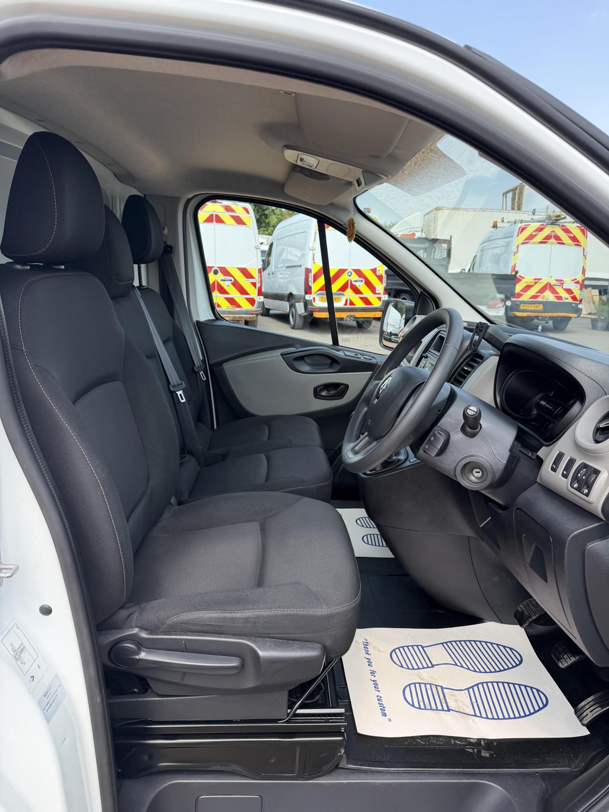 2019 Renault Trafic 1.6 dCi ENERGY 27 Business+ Panel Van 5dr Diesel Manual SWB Standard Roof Euro 6 (s/s) (125 ps) - Thumbnail 15