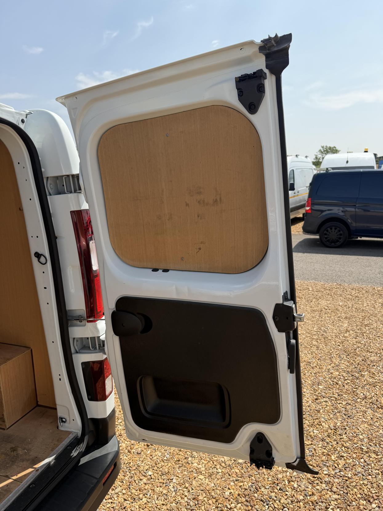 2019 Renault Trafic 1.6 dCi ENERGY 27 Business+ Panel Van 5dr Diesel Manual SWB Standard Roof Euro 6 (s/s) (125 ps) - Thumbnail 30