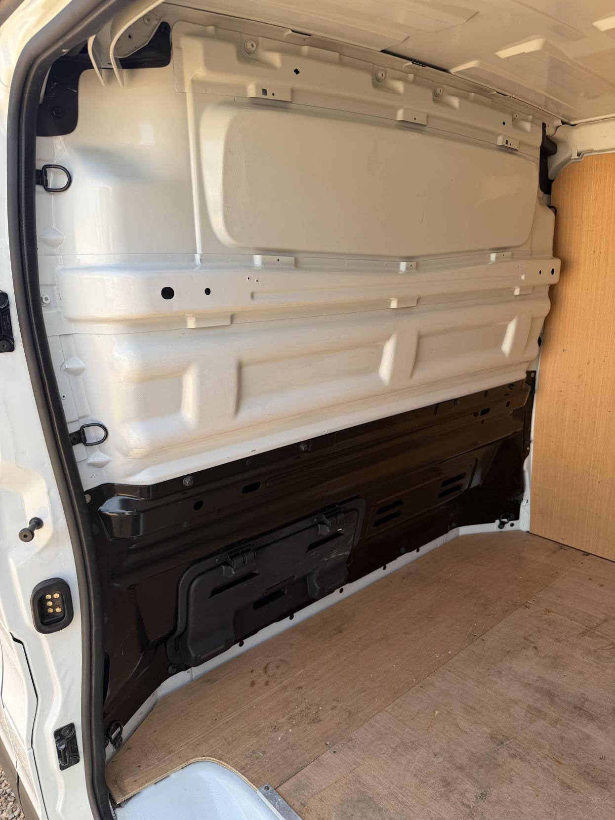 2019 Renault Trafic 1.6 dCi ENERGY 27 Business+ Panel Van 5dr Diesel Manual SWB Standard Roof Euro 6 (s/s) (125 ps) - Thumbnail 21