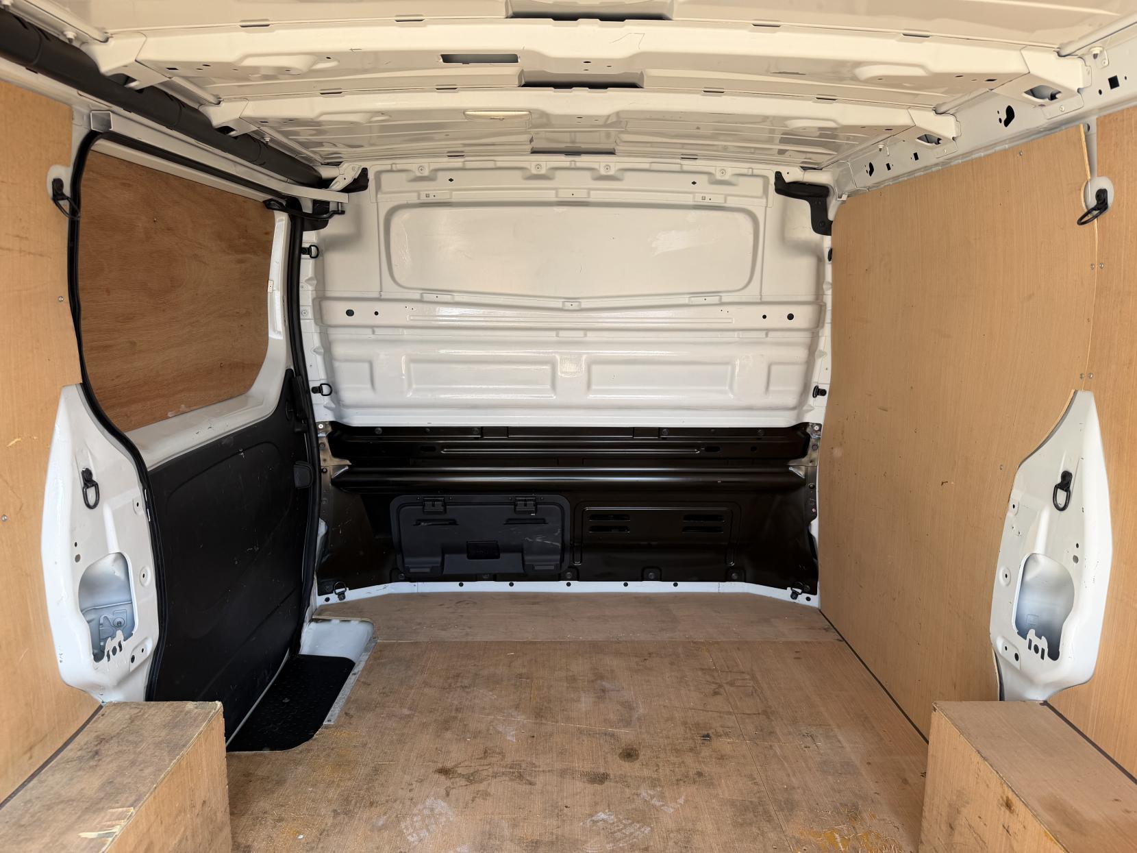 2019 Renault Trafic 1.6 dCi ENERGY 27 Business+ Panel Van 5dr Diesel Manual SWB Standard Roof Euro 6 (s/s) (125 ps) - Thumbnail 26