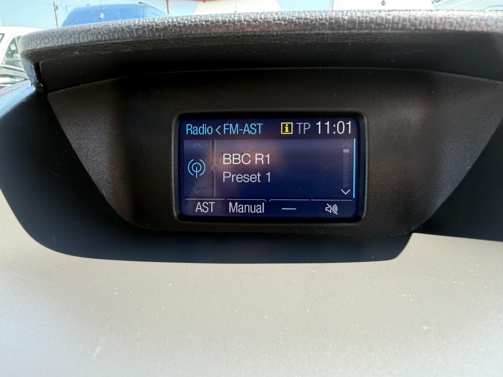 2015 Ford EcoSport 1.0T EcoBoost Zetec SUV 5dr Petrol Manual 2WD Euro 6 (s/s) (125 ps) - Thumbnail 33