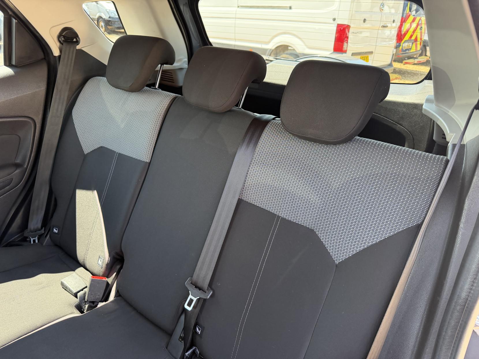2015 Ford EcoSport 1.0T EcoBoost Zetec SUV 5dr Petrol Manual 2WD Euro 6 (s/s) (125 ps) - Thumbnail 25