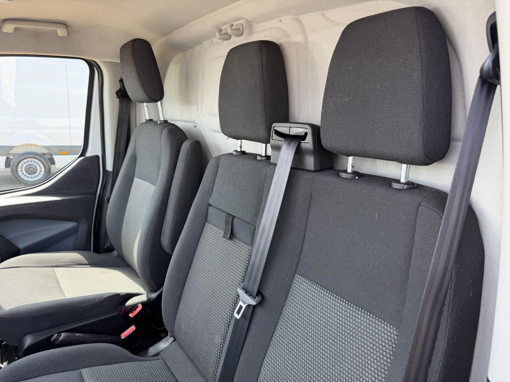 2016 Ford Transit Custom 2.2 TDCi 310 Panel Van 5dr Diesel Manual L2 H1 (186 g/km, 123 bhp) - Thumbnail 16