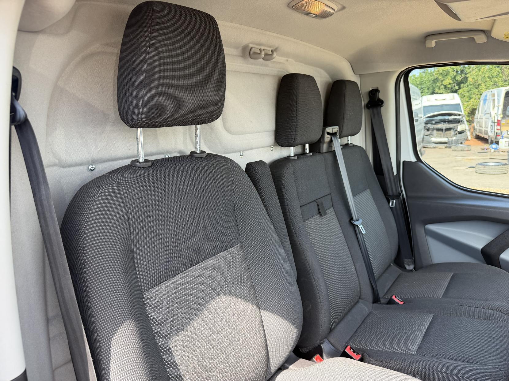 2016 Ford Transit Custom 2.2 TDCi 310 Panel Van 5dr Diesel Manual L2 H1 (186 g/km, 123 bhp) - Thumbnail 17