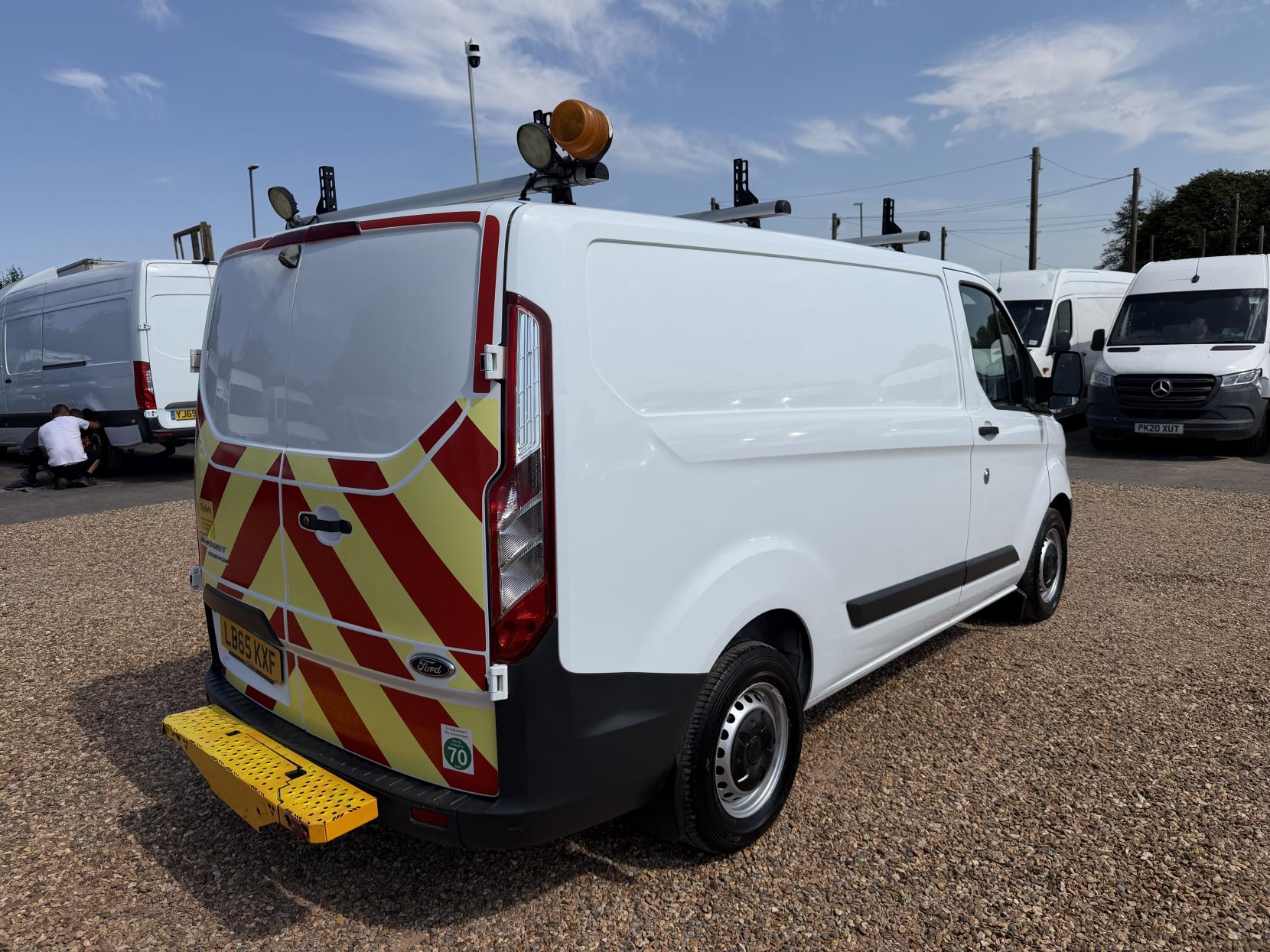 2016 Ford Transit Custom 2.2 TDCi 310 Panel Van 5dr Diesel Manual L2 H1 (186 g/km, 123 bhp) - Thumbnail 11