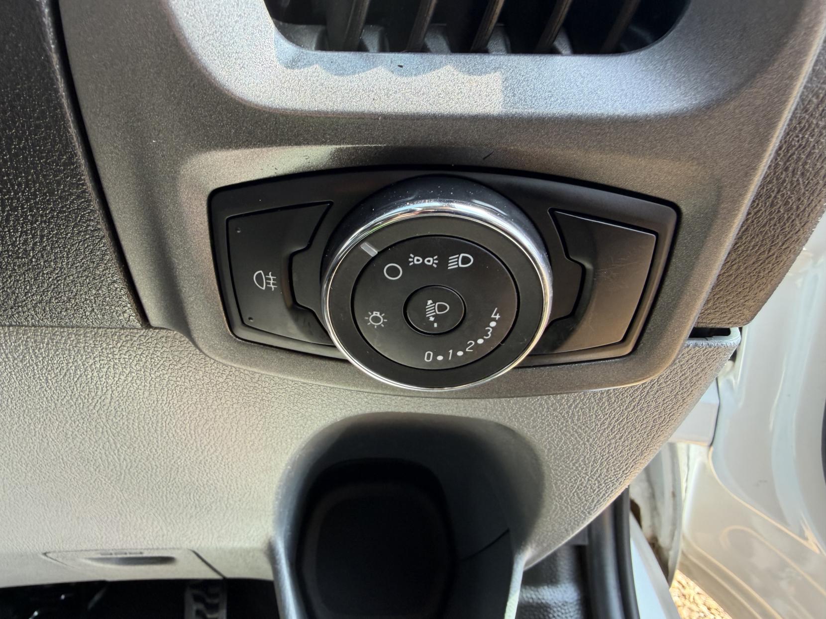2016 Ford Transit Custom 2.2 TDCi 310 Panel Van 5dr Diesel Manual L2 H1 (186 g/km, 123 bhp) - Thumbnail 18