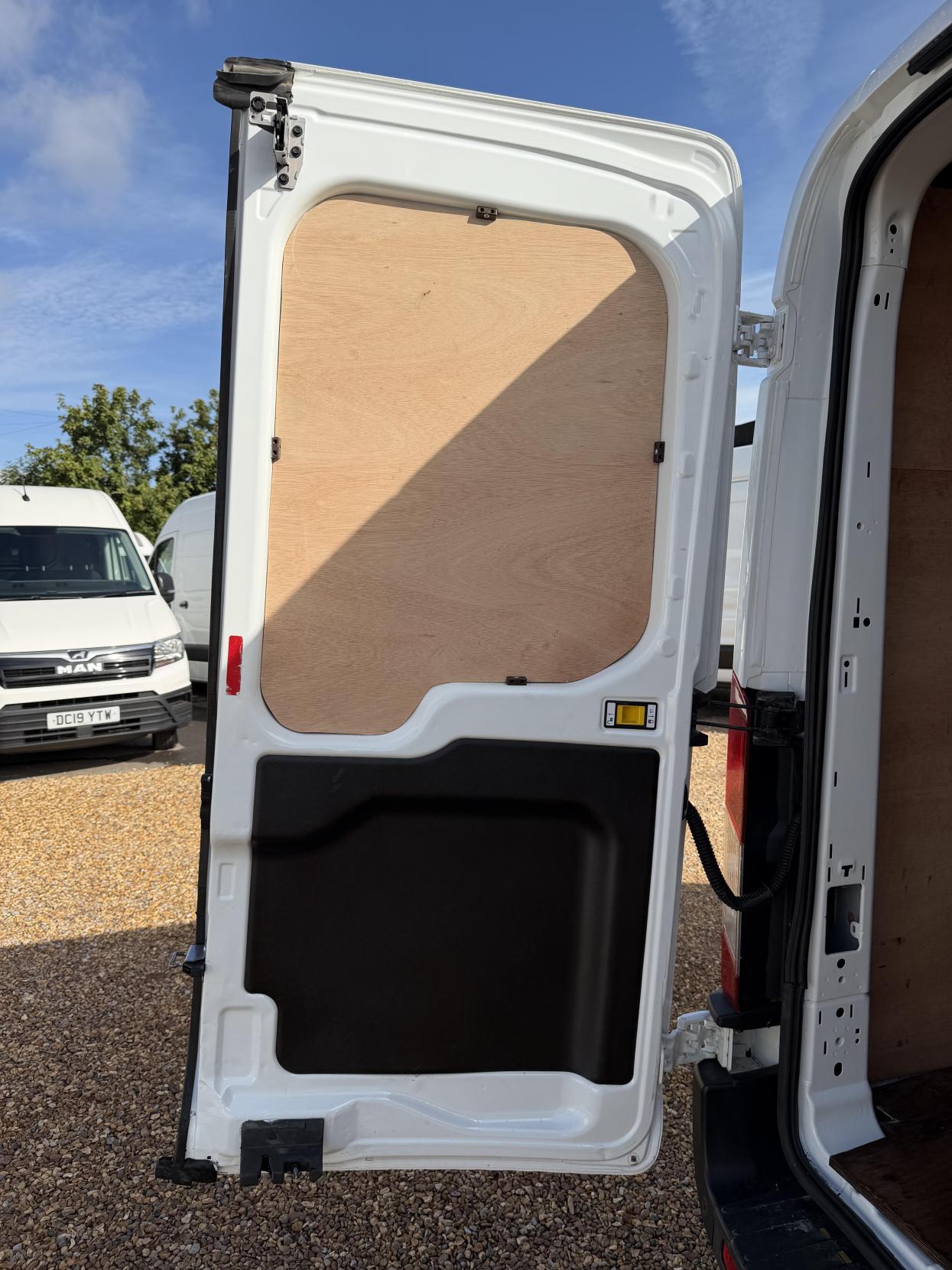 2017 Ford Transit 2.0 350 EcoBlue Panel Van 5dr Diesel Manual FWD L2 H2 Euro 6 (130 ps) - Thumbnail 40