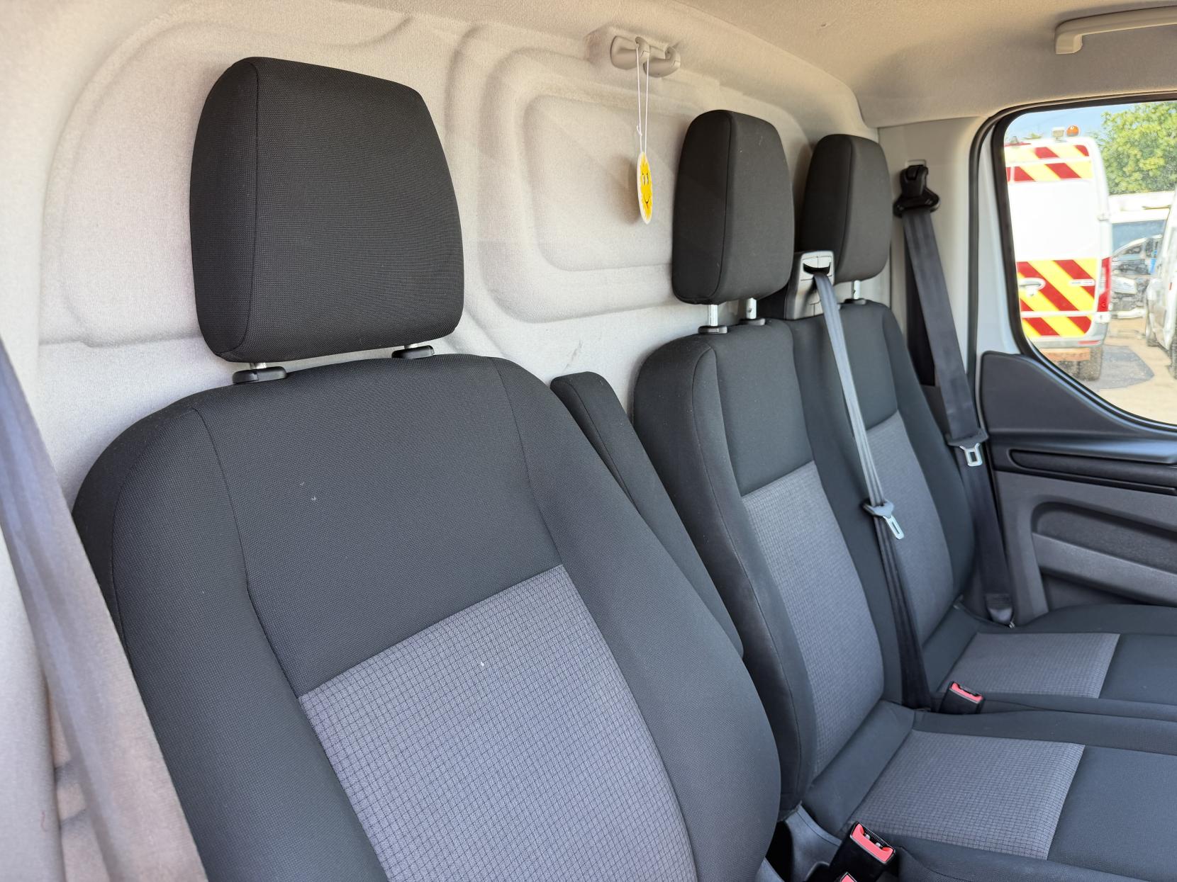 2019 Ford Transit Custom 2.0 320 EcoBlue Panel Van 5dr Diesel Manual L2 H2 Euro 6 (130 ps) - Thumbnail 15