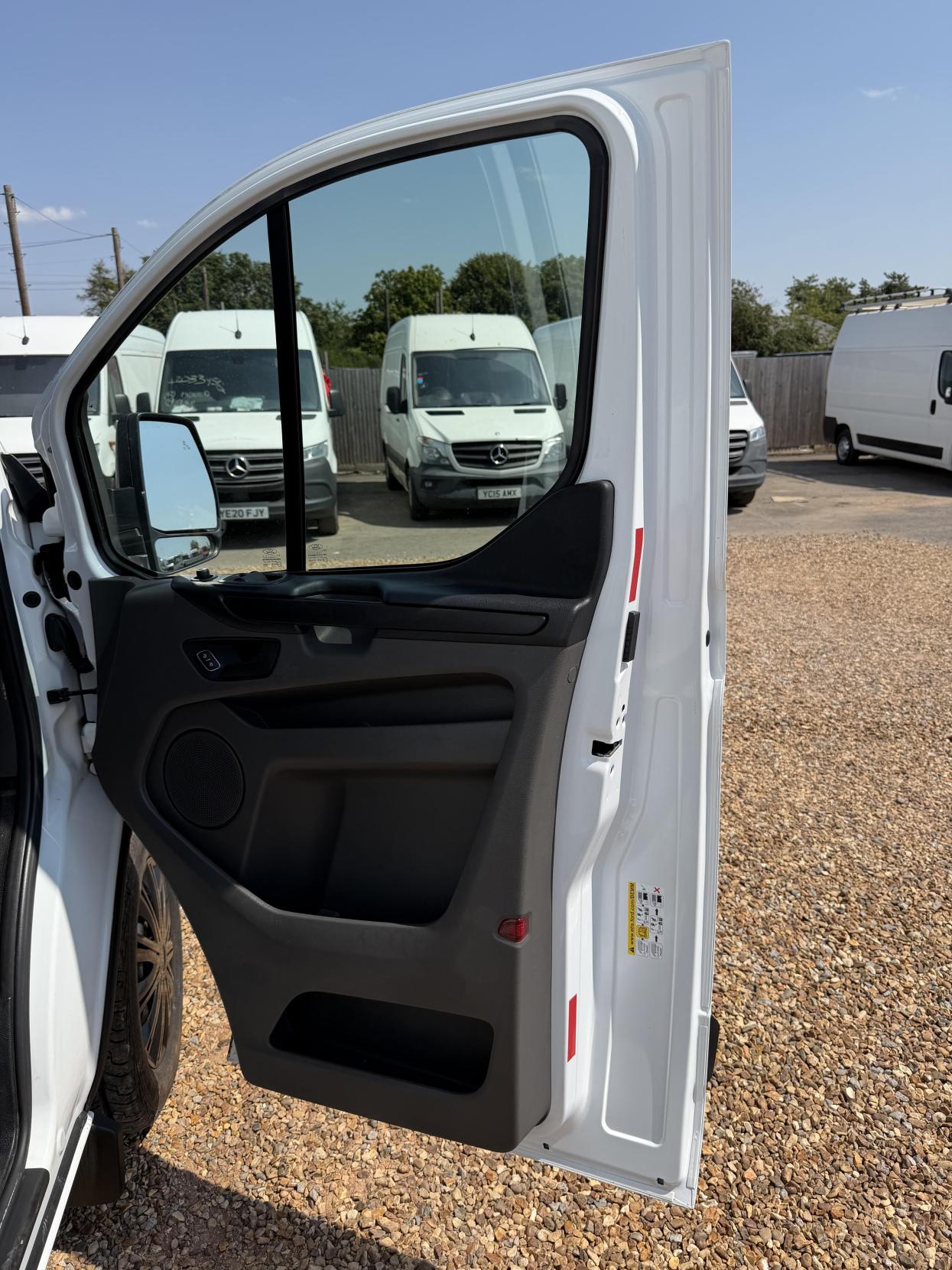2019 Ford Transit Custom 2.0 320 EcoBlue Panel Van 5dr Diesel Manual L2 H2 Euro 6 (130 ps) - Thumbnail 14