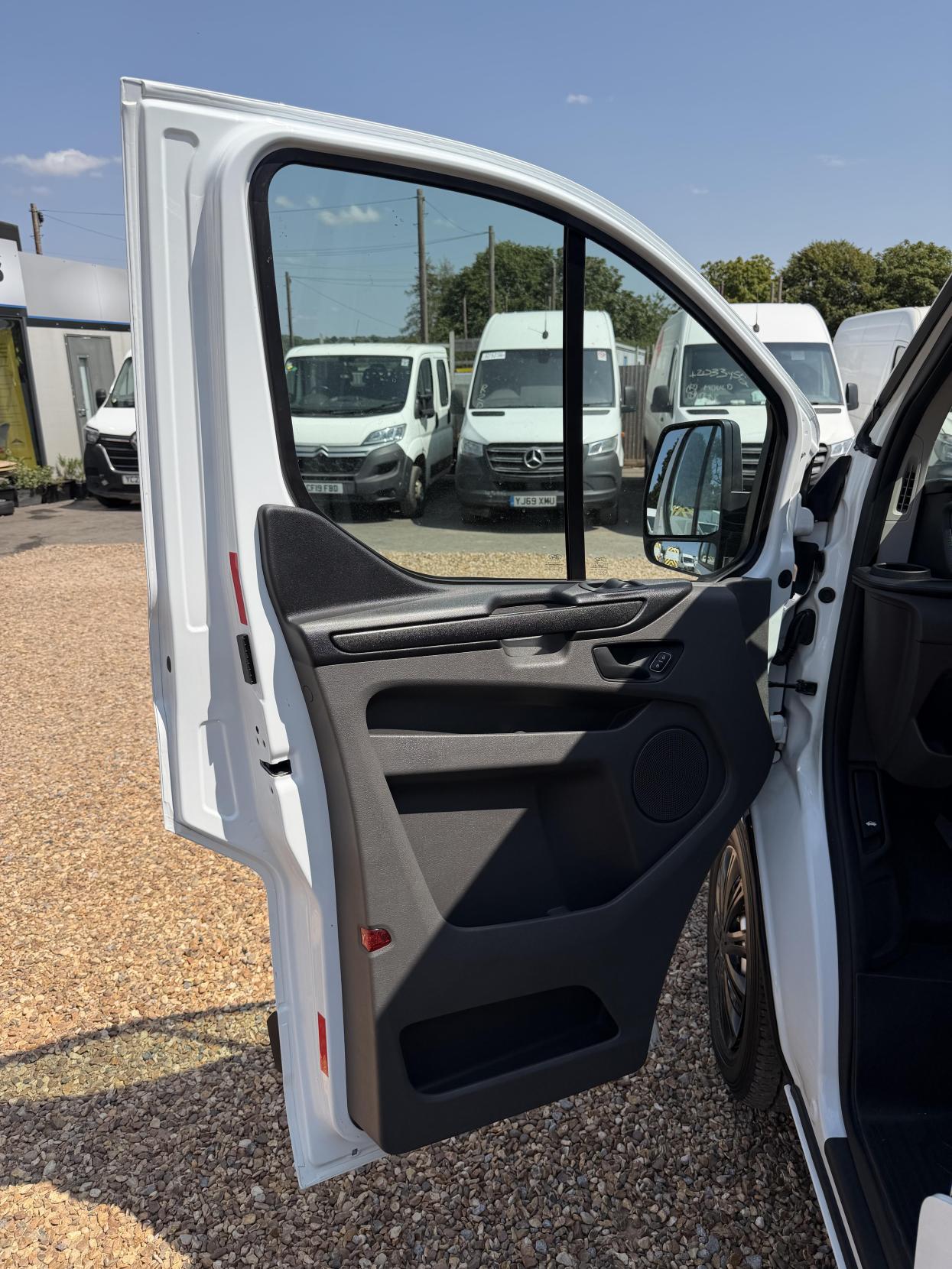 2019 Ford Transit Custom 2.0 320 EcoBlue Panel Van 5dr Diesel Manual L2 H2 Euro 6 (130 ps) - Thumbnail 18