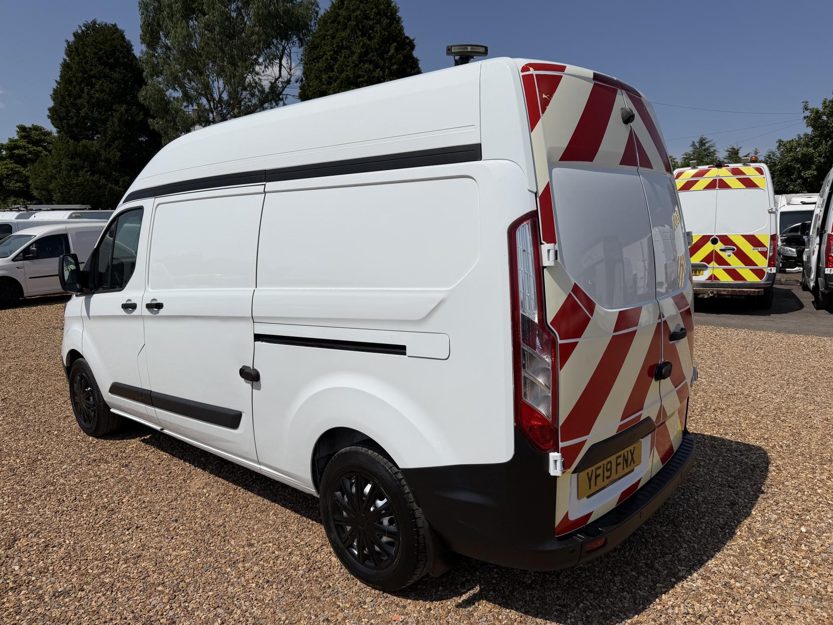 2019 Ford Transit Custom 2.0 320 EcoBlue Panel Van 5dr Diesel Manual L2 H2 Euro 6 (130 ps) - Thumbnail 9