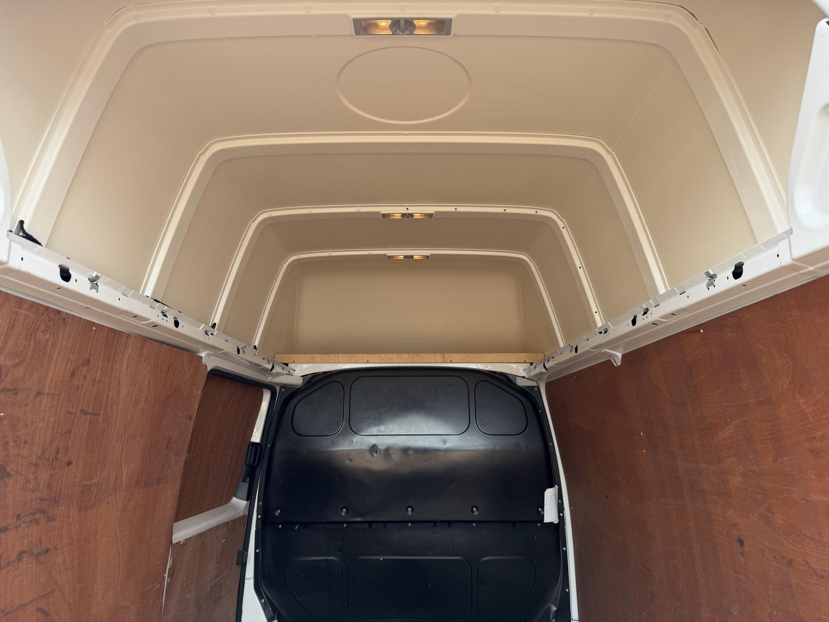 2020 Volkswagen Transporter 2.0 TDI T28 Trendline Panel Van 5dr Diesel Manual FWD LWB Euro 6 (s/s) (102 ps) - Thumbnail 35