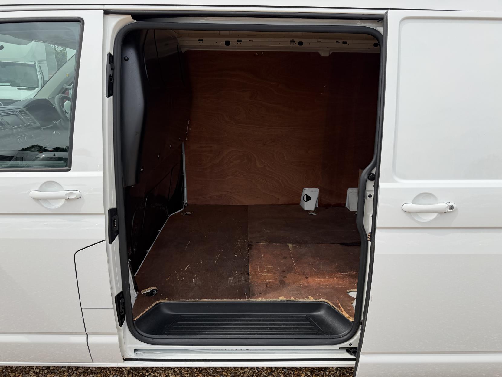 2020 Volkswagen Transporter 2.0 TDI T28 Trendline Panel Van 5dr Diesel Manual FWD LWB Euro 6 (s/s) (102 ps) - Thumbnail 17