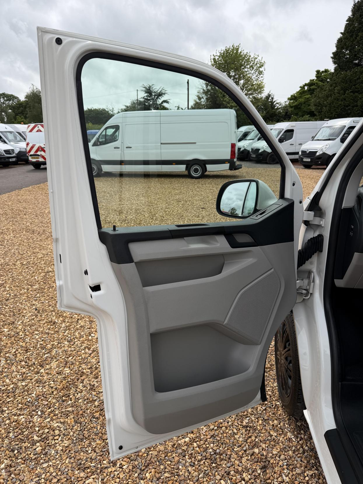 2020 Volkswagen Transporter 2.0 TDI T28 Trendline Panel Van 5dr Diesel Manual FWD LWB Euro 6 (s/s) (102 ps) - Thumbnail 18