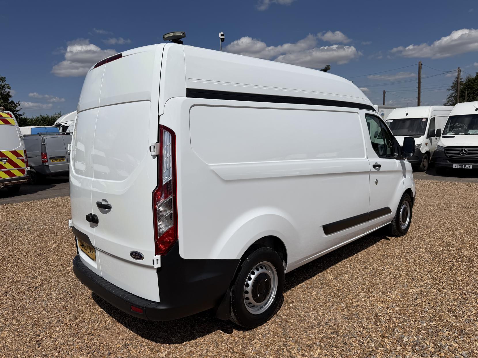 2018 Ford Transit Custom 2.0 320 EcoBlue Panel Van 5dr Diesel Manual L2 H2 Euro 6 (130 ps) - Thumbnail 11
