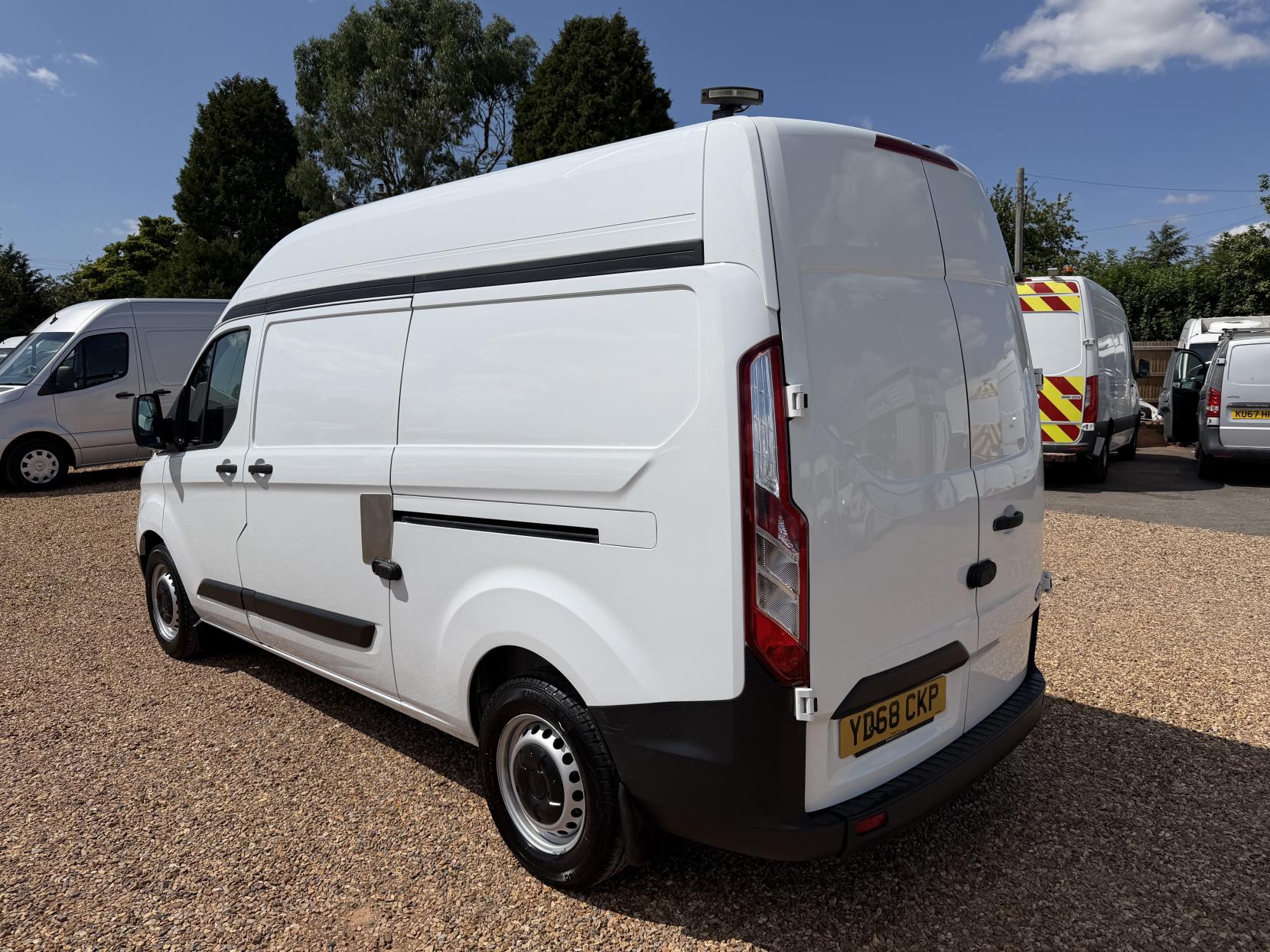 2018 Ford Transit Custom 2.0 320 EcoBlue Panel Van 5dr Diesel Manual L2 H2 Euro 6 (130 ps) - Thumbnail 9